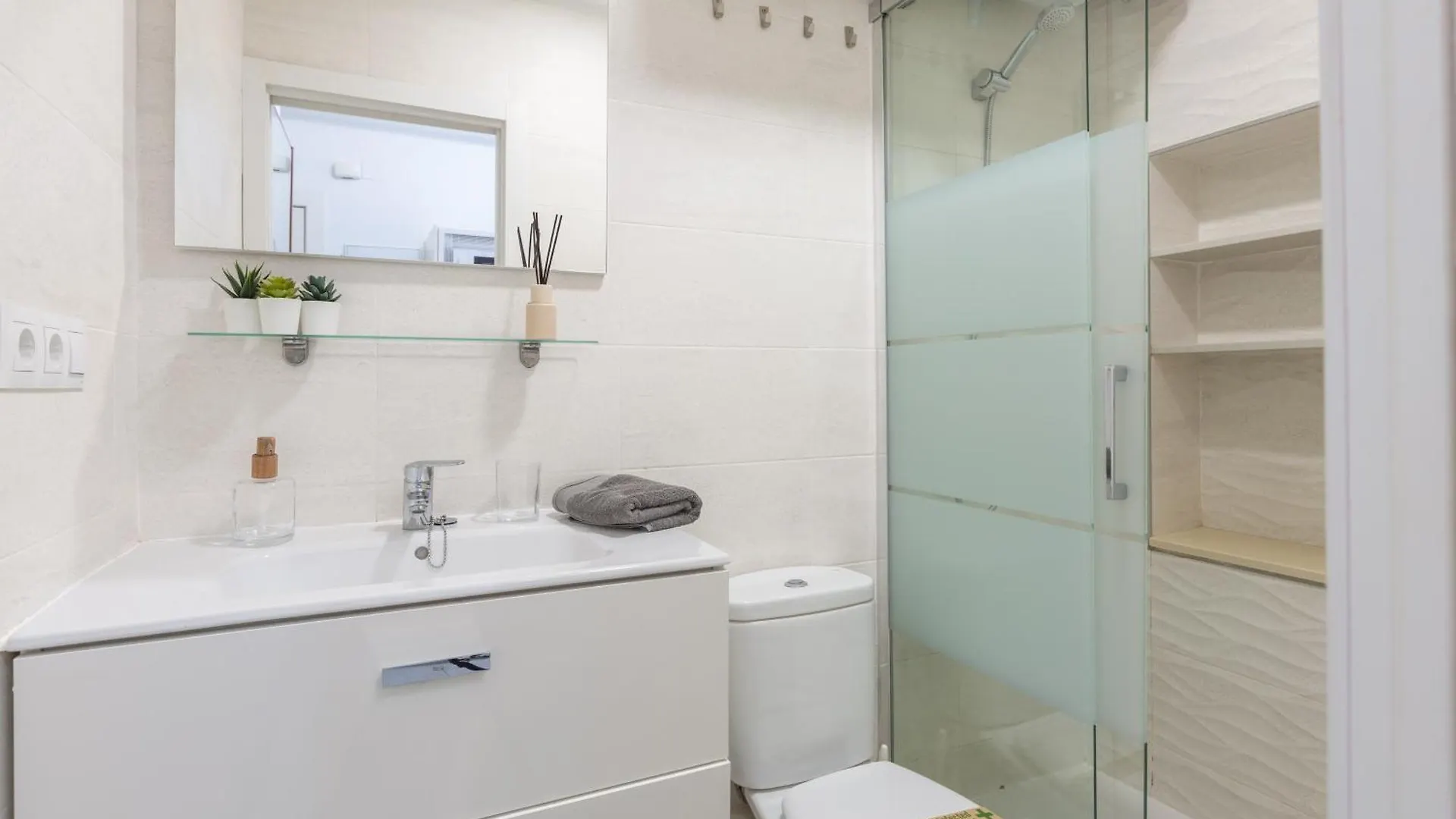 Santa Lucia - 1 Bedroom Apartment In The Heart Of The City Centre Malaga 0*,  Spain